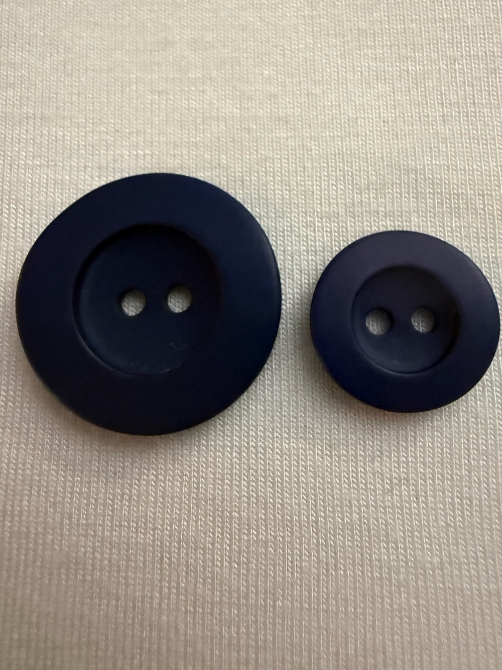 EUVC 1 Inch + 1/2 Inch Plastic Matte Navy Blue Round 2-Hole Buttons – Set of 2